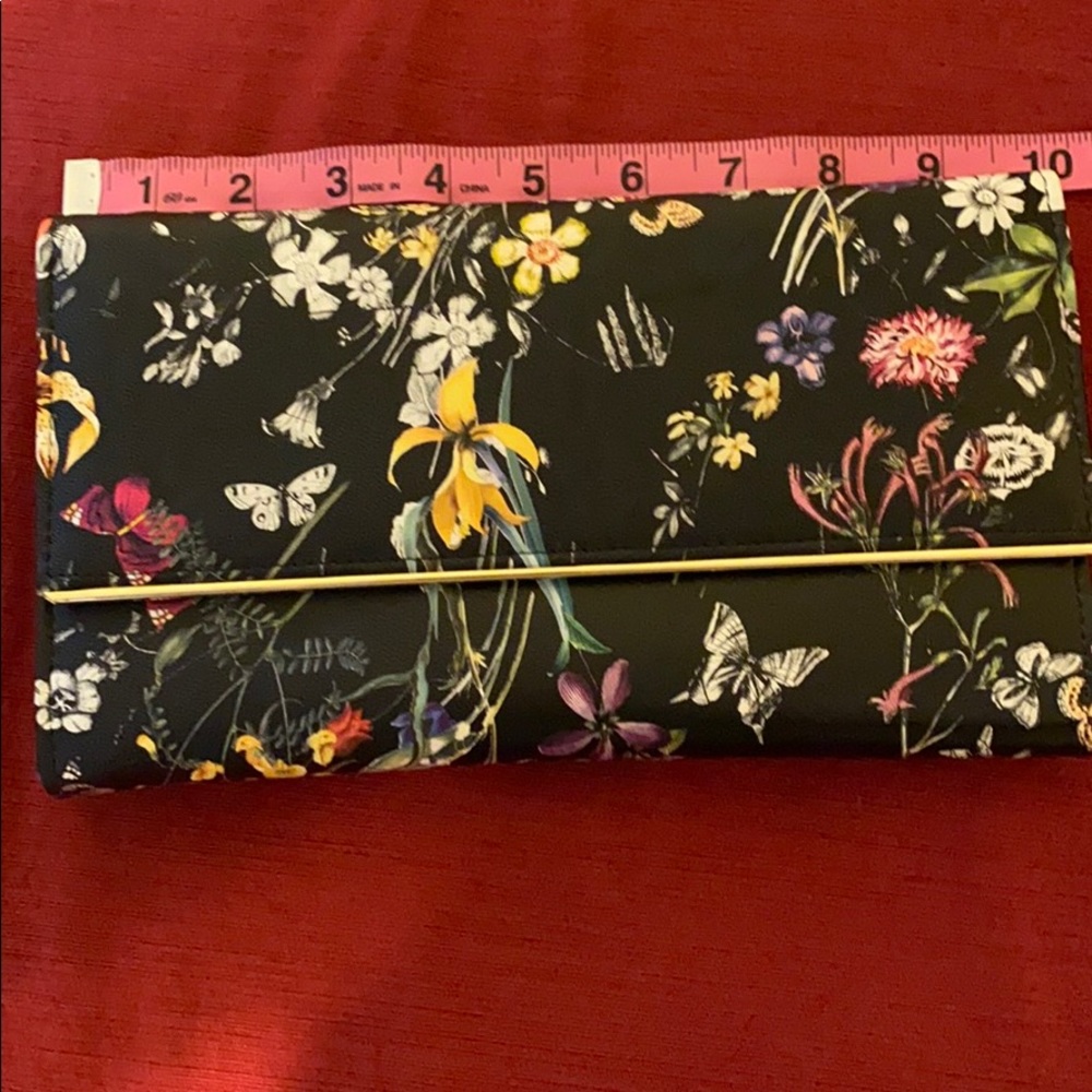 🚚 NWT Black Floral Clutch